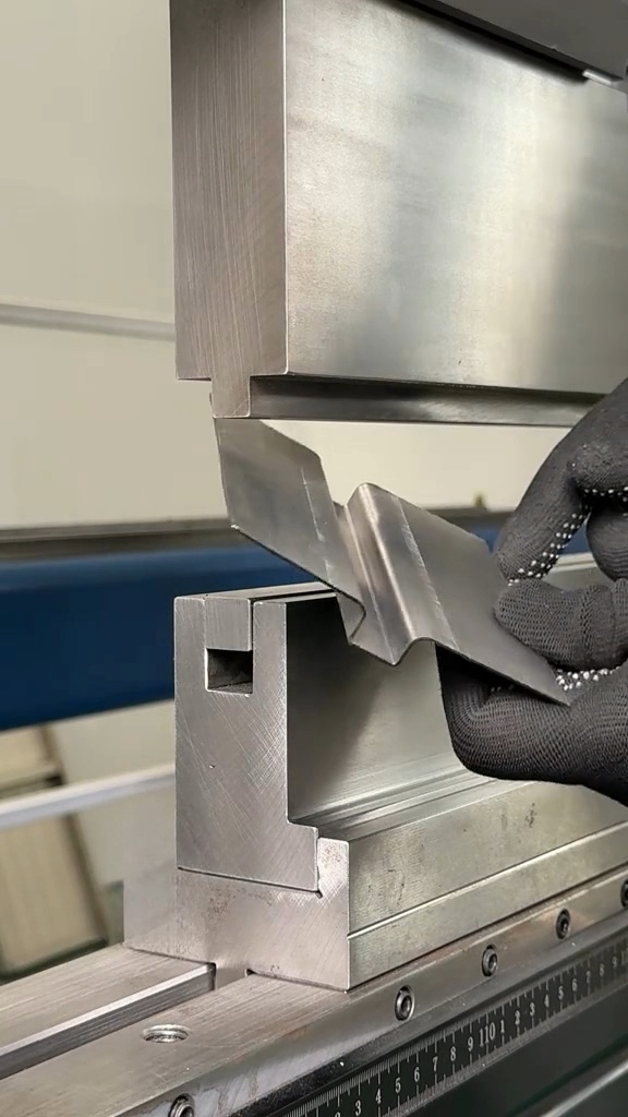 One-Stroke Hat Channel Forming Tool: Four Bends in One Cycle - COVO press brake tooling reference