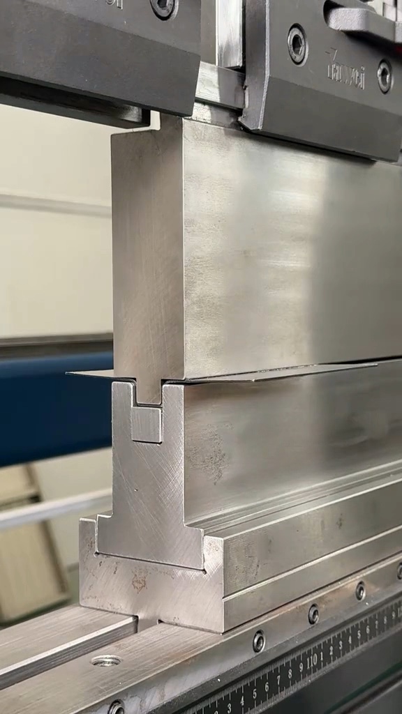 One-Stroke Hat Channel Forming Tool: Four Bends in One Cycle - COVO press brake tooling reference